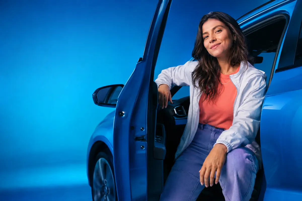 Cliente do Azul por Assinatura em um carro azul
